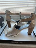Neu Sandalen mit Absatz in Größe 39 Niedersachsen - Walsrode Vorschau