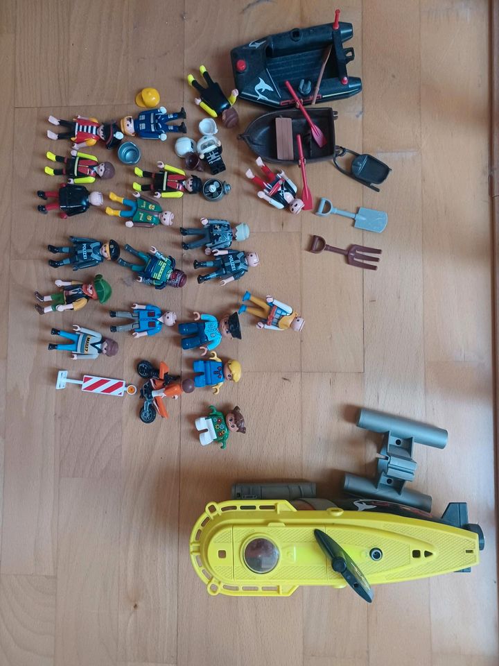 Playmobil-Männchen, Lego U-Boot in Biedenkopf