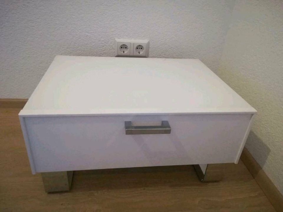 Doppelbett 180 x 200 weiß mit Nachttischen und Beleuchtung in Tuningen