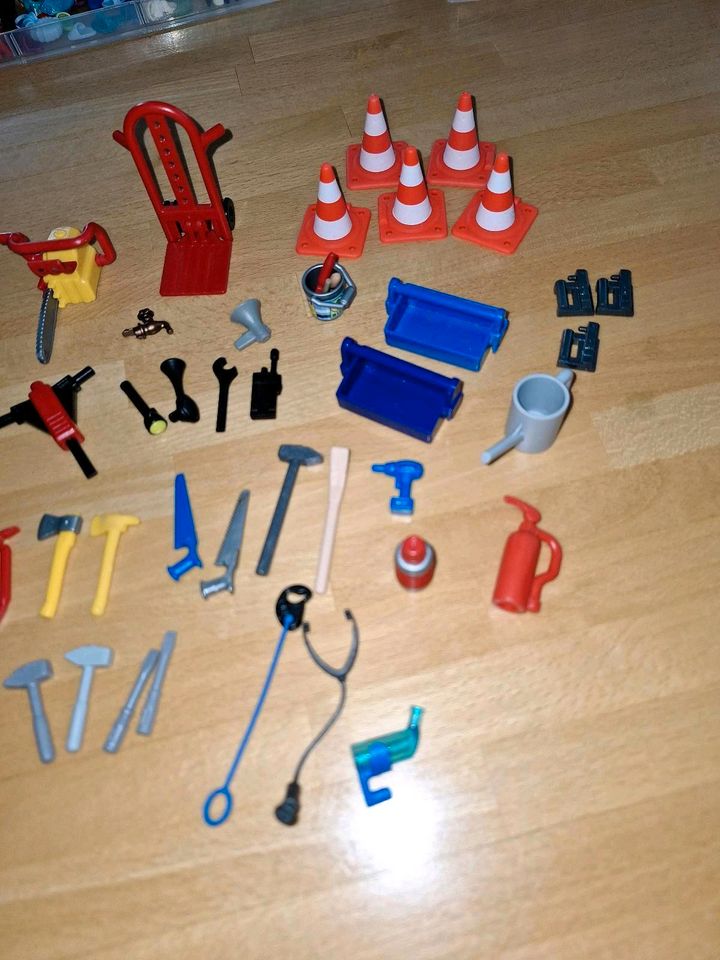 Playmobil Werkzeug Kettensäge Maler Arzt Hundeleine Feuerwehr in Königsfeld