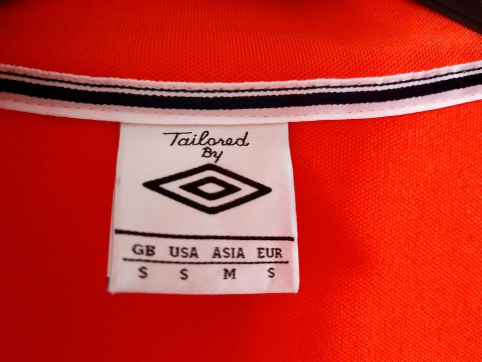 Umbro Sportjacke, rot mit weiß/dunkelblauen Streifen, mit Taschen in Berlin