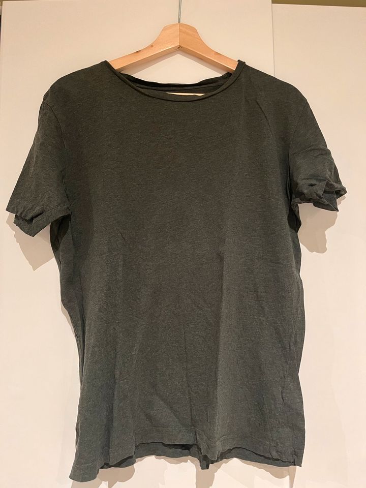 Dunkelgrünes Basic Shirt in Berlin