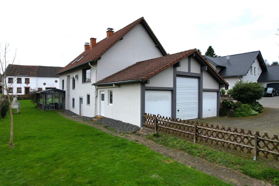 Ruhig gelegenes freistehendes Wohnhaus mit überdachter Terrasse, Garten und 3 Garagen in Neuheilenbach in Neuheilenbach