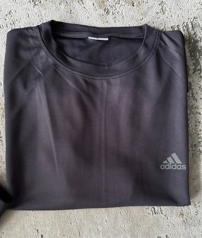 Herren Adidas T-Shirt Gr:S Neu Unbenutzt in Duisburg