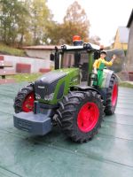 BRUDER Traktor Fendt 936 mit Figur und elektr. Rundumleuchte Sachsen - Kamenz Vorschau