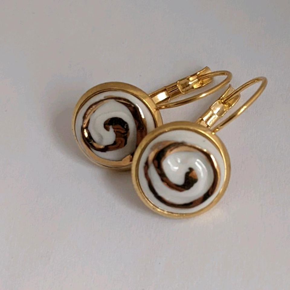 Ohrringe Porzellan Gold Spirale Fassung Edelstahl handmade in Halle