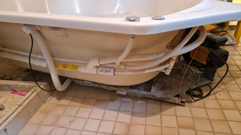 Whirlpool Badewanne zu verschenken in Singen