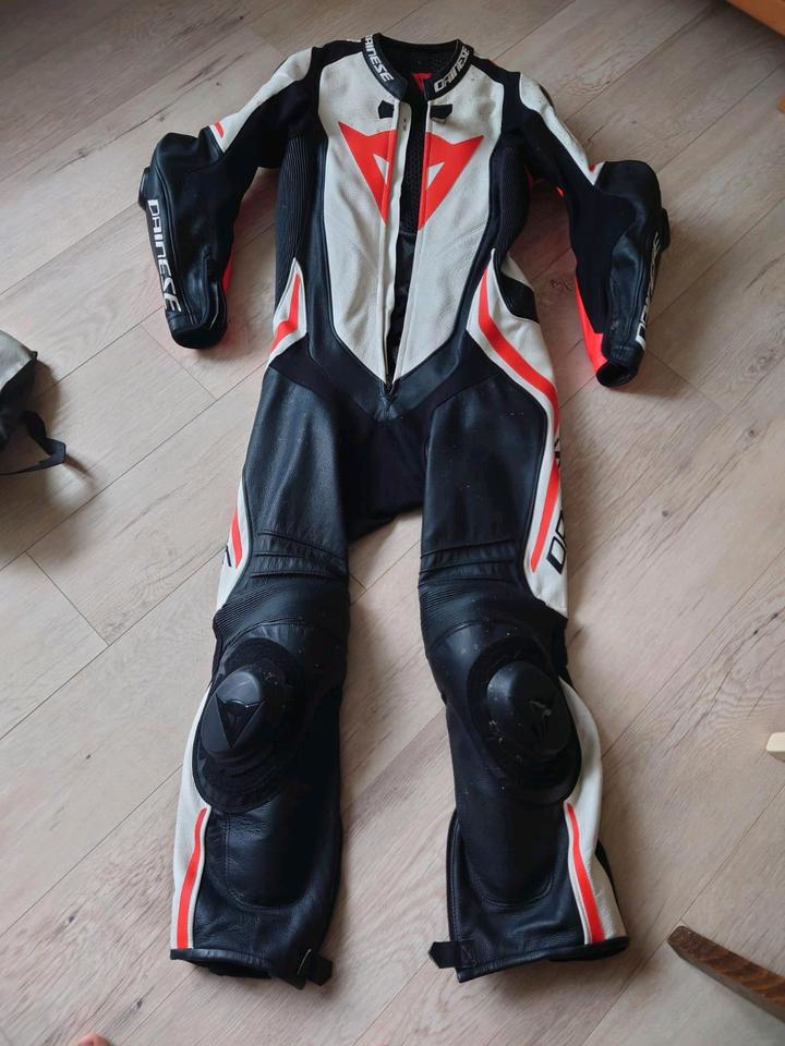 Dainese Laguna Seca 4 Lederkombi 1PC (schwarz / weiss / neonrot) in Lauchhammer