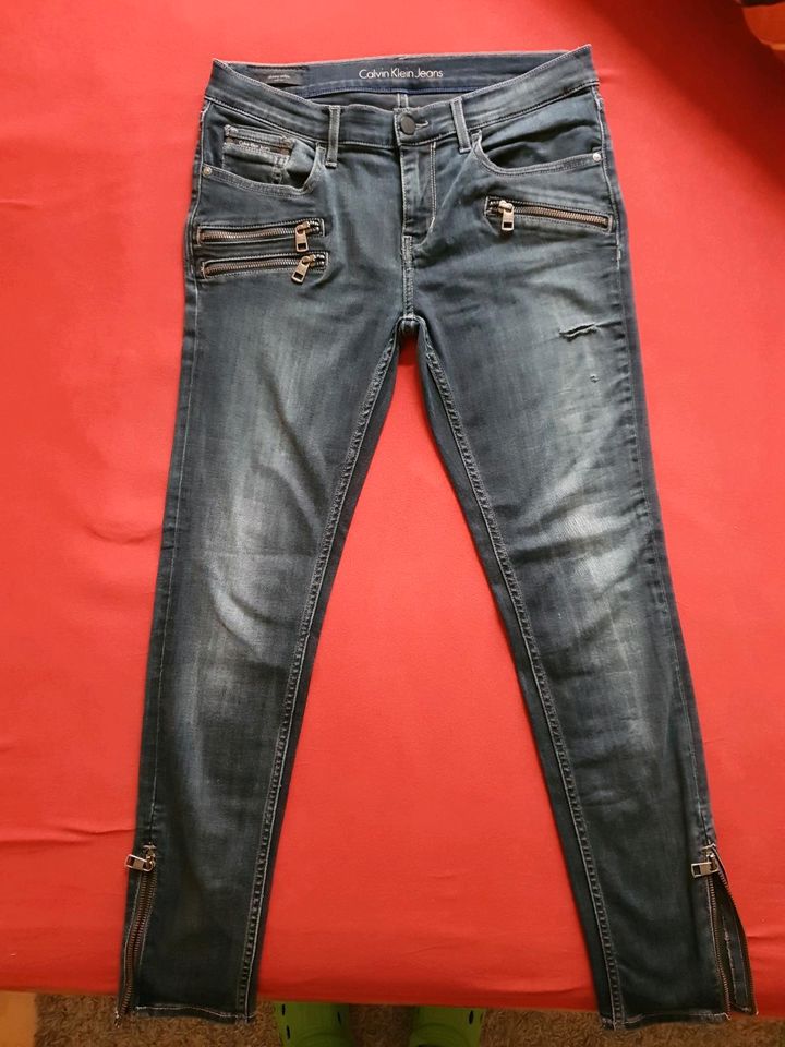 Stylische Jeans Calvin Klein, Skinny W28 L32 in Frankfurt am Main