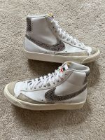 Nike Blazer Mid 77 WE Snake Sneaker Weiß Damen 39 UK 6.5 Schlange Neuhausen-Nymphenburg - Neuhausen Vorschau