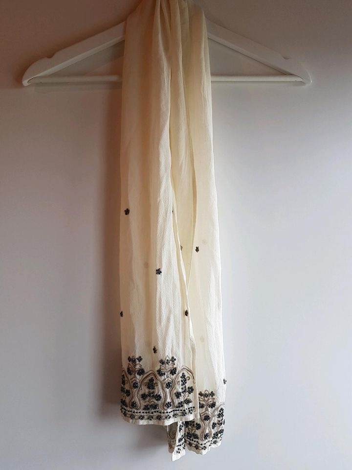 Cremefarbenes Tuch mit aufgestickten Perlen in Fuldabrück