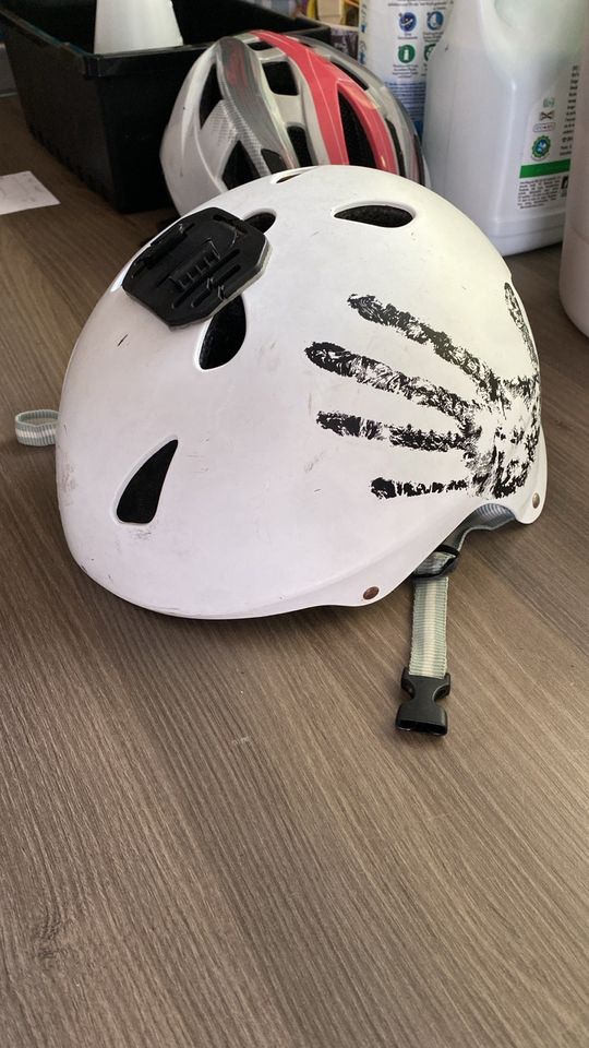 Fahrrad Helme verschiedene Größen Abus in Holle