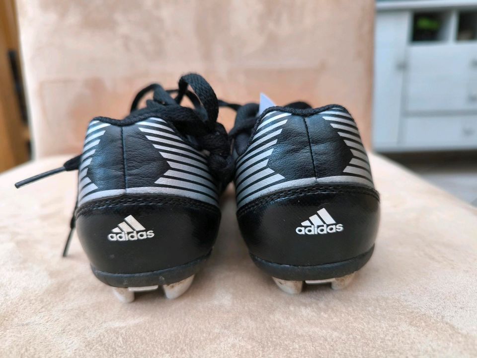 Adidas Fussball Stollenschuh 30 in Wallenhorst