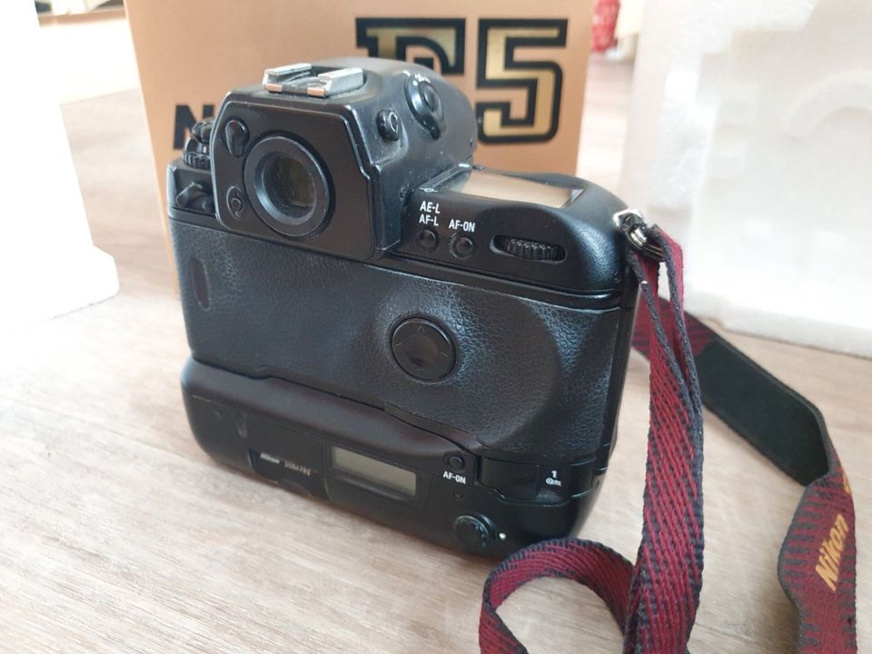 Klassische Nikon F5 Profi-Kamera - Ein Meisterwerk der Fotografie in Schkeuditz