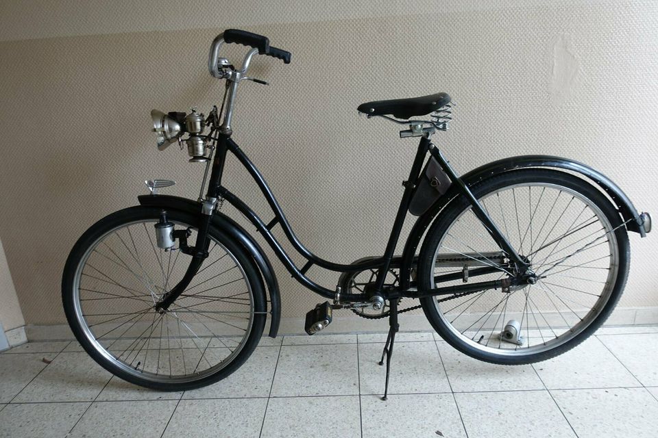 Oldtimer- Vorkriegsfahrrad mit Karbitlampe, Sammlerzustand! in Berlin