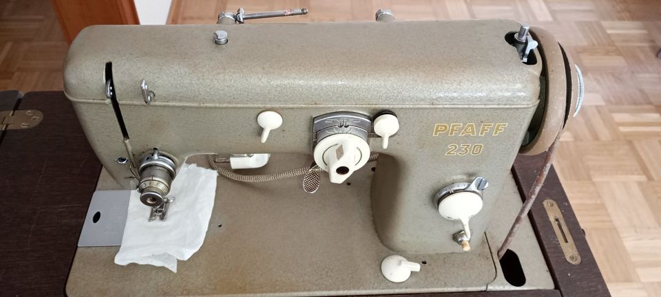 Nähmaschine mit Schrank, 1950er Jahre - Abholung nur bis 12.5. in Laatzen