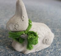 Hase aus Beton mit grüner Schleife. Deko zu Ostern, Frühling. Niedersachsen - Nordhorn Vorschau