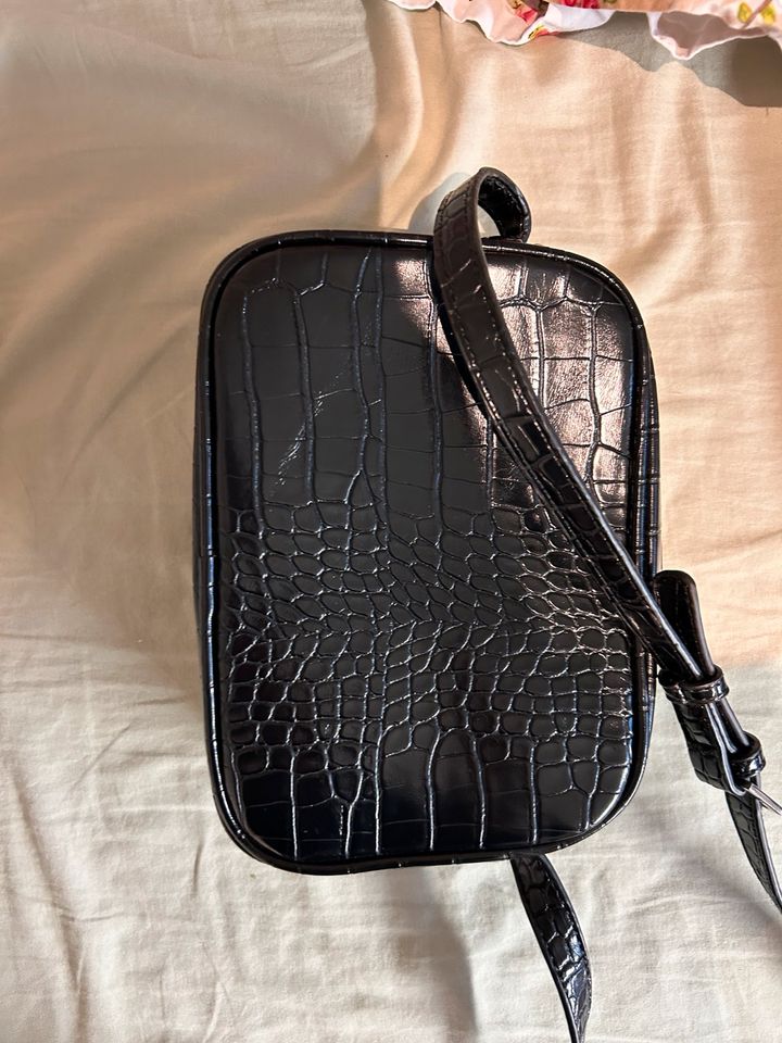 Handtasche von Reserved schwarz „Krokodilmuster“ in Großenkneten