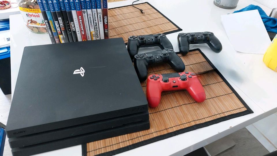 PS4 Pro 1TB + 4 controller + vertical Stand in Frankfurt am Main