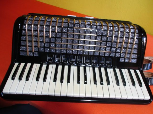 Hohner Akkordeon Atlantic III schwarz in Oelsnitz / Vogtland