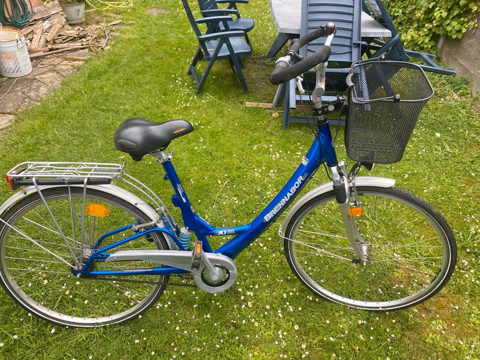 28-er Damenfahrrad blau sehr gut erhalten mit Korb in Stolberg (Rhld)