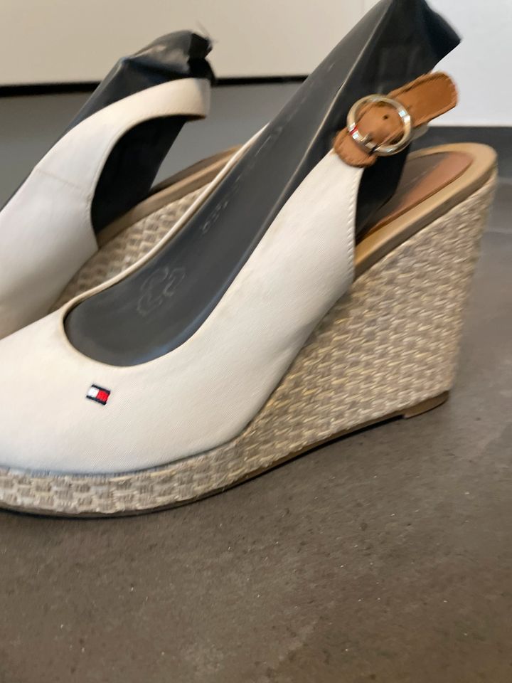 Tommy Hilfiger Keilsandalen 39 neuwertig weiß creme Pumps in Simmelsdorf