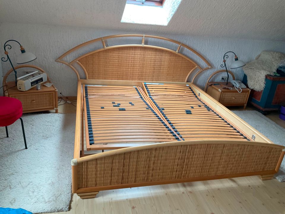 Traumhaftes Rattandoppelbett mit zwei passenden Nachtschränkchen in Colditz