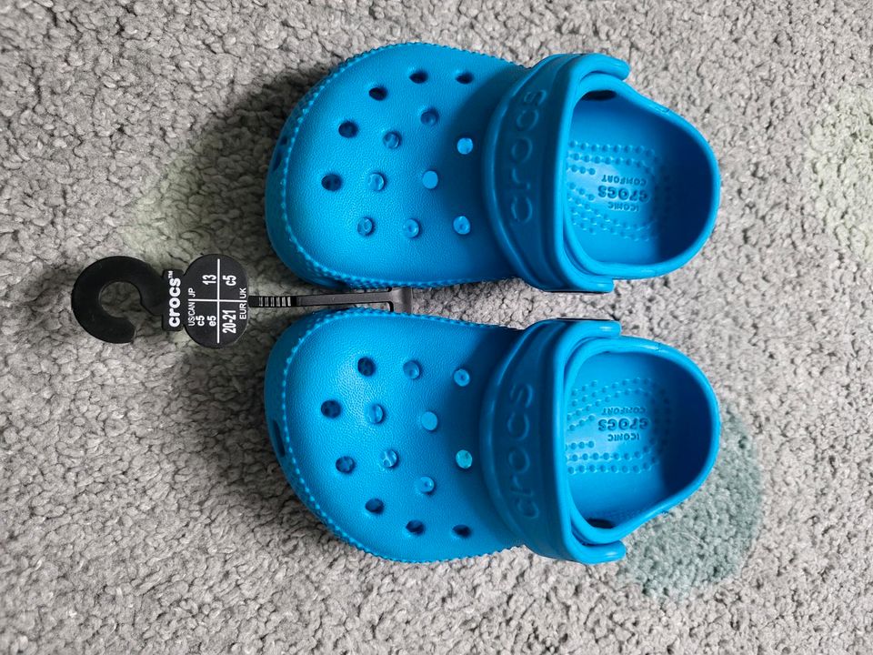 Kinder Crocs EUR Gr 20-21 blau wie NEU in Neu Wulmstorf