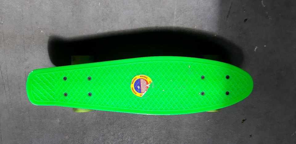 Pennyboard, Kunstoff, mit leuchtenden Rollen in Viersen