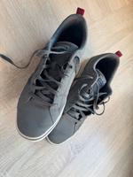 Adidas Sneaker grau rot top Zustand 44 9 1/2 10 Nordrhein-Westfalen - Viersen Vorschau