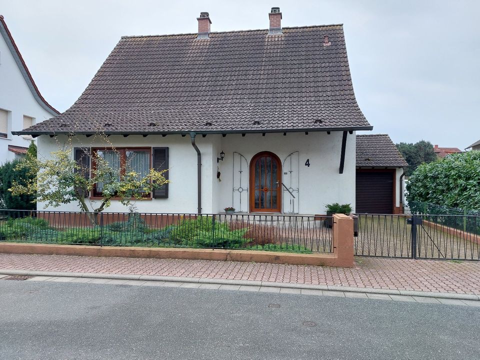 Freistehendes Einfamilienhaus mit großem Garten in bester Lage in Hockenheim