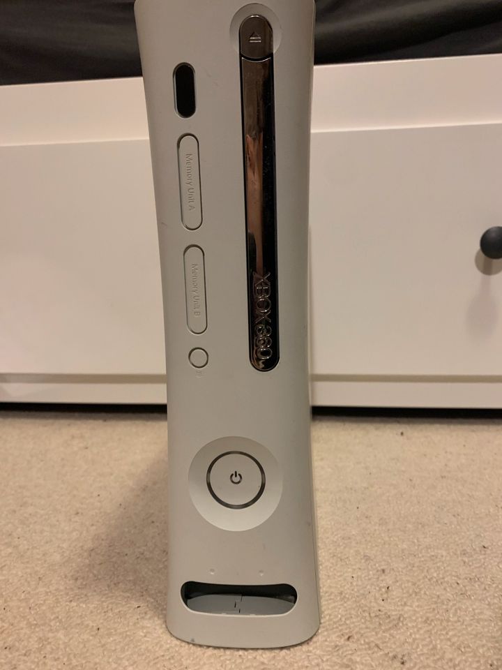 Xbox 360 mit 15 Spielen, USB-Kabel und Anschlusskabel, und Kinect in Syke
