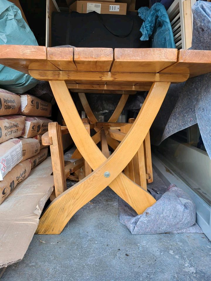 Massivholz Gartenmöbel Set aus einem Tisch und 2 Stühle in Andernach