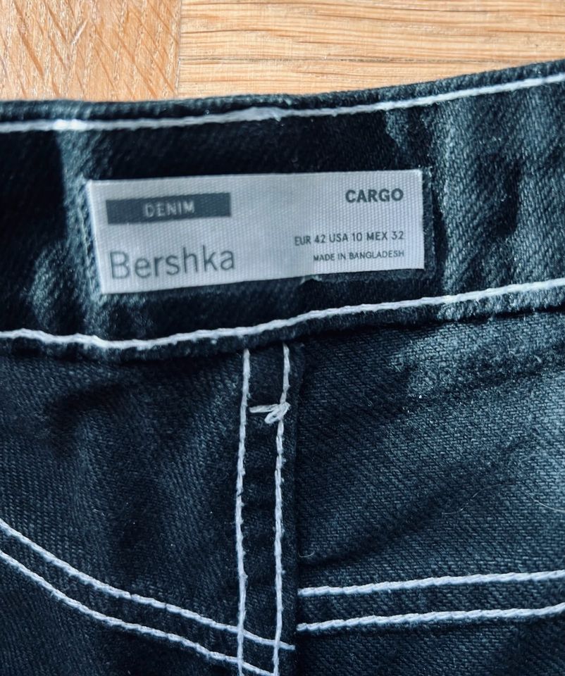 Cargohose in Schwarz von Bershka Gr. 42 in Meersburg