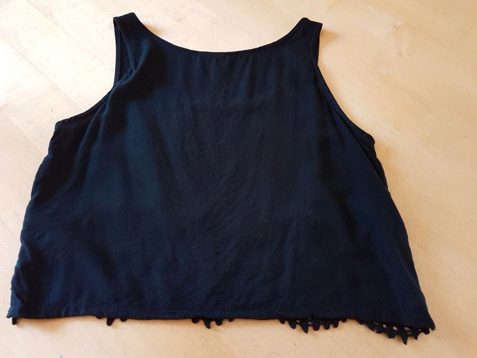 Damen Top kurz schwarz mit Spitzenborte vorne von H&M in Größe 36 in Pleiskirchen