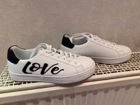 Sneaker weiß Glitzerschrift LOVE Gr. 39 Nordrhein-Westfalen - Warstein Vorschau