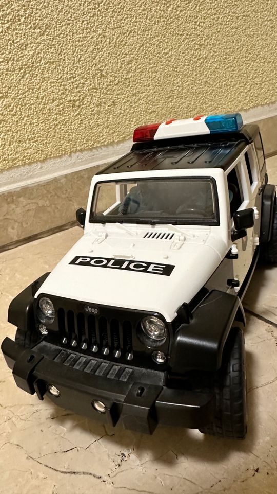 Bruder  - Jeep Wrangler Rubicon Polizei Fahrzeug mit Licht&Sound in München