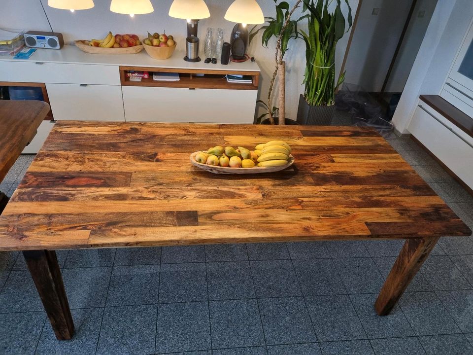 Ausdruckstarker Esstisch Massivholz Mango  2.2x1.1m in Wutöschingen