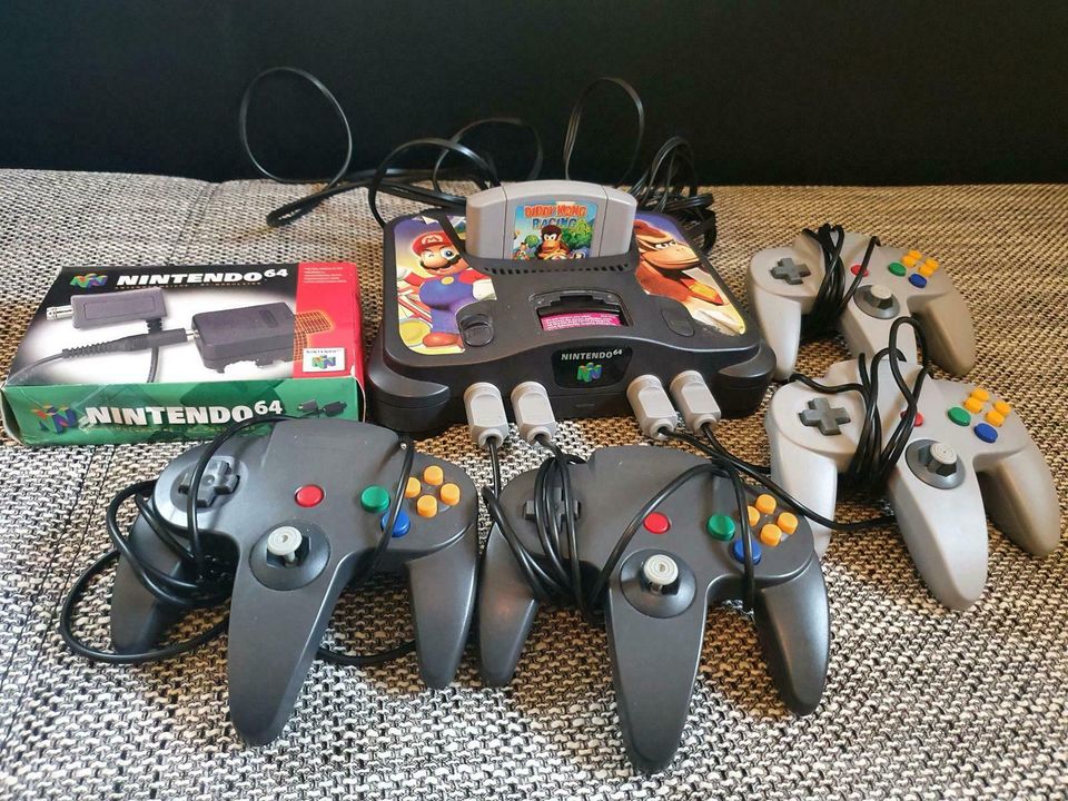 Nintendo 64 mit vier Controller und Diddy Kong Racing in Apen