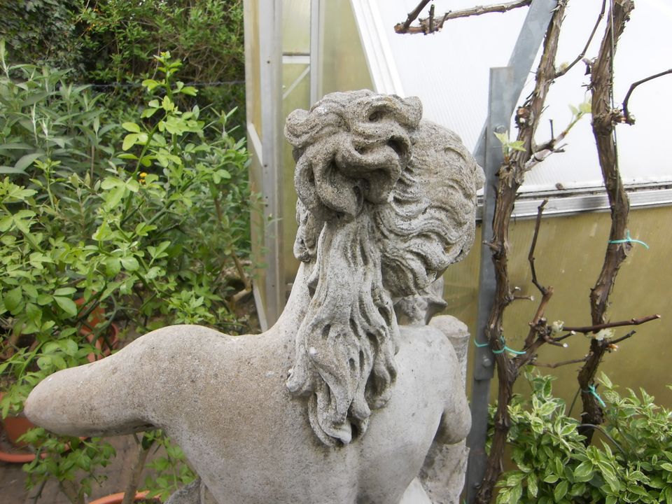 Steinfigur Figur Skulptur Statue Frauenstatue massiv schwer groß in Mauern