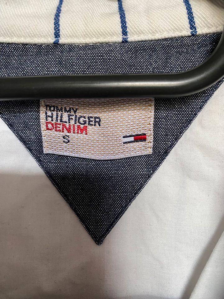 Tommy Hilfiger Jeansjacke weiß, blau gestreift Größe S in Duderstadt