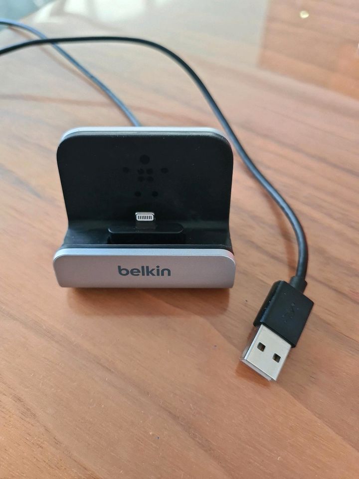 Hochwertiges Belkin Charge + Sync Dock F8J045 für iPhone in Düsseldorf