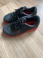 Nike Turnschuhe Fußballschuhe Schwarz Gr. 31.5 Friedrichshain-Kreuzberg - Friedrichshain Vorschau