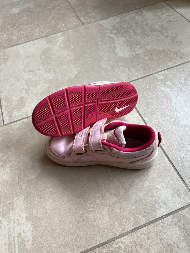 Nike Turnschuhe Gr. 31 rosa Klett in Berlin