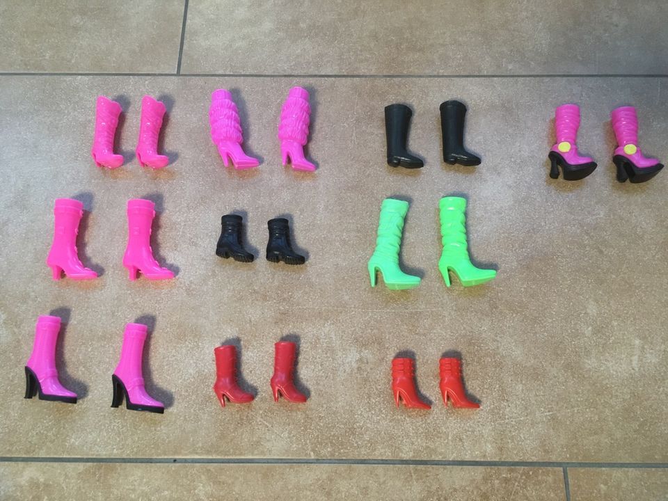 Barbie Schuhe, Stiefel, über 90St. in Zeil