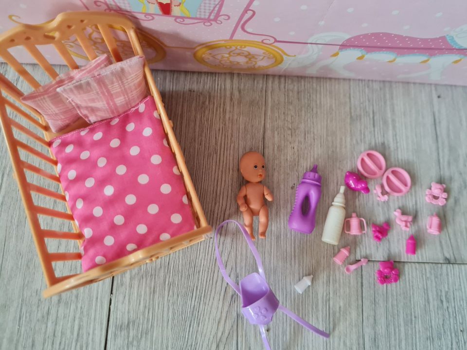 Barbie / Steffi Zubehör Babybett Spielzeug Stuhl Küchensachen in Wiesloch