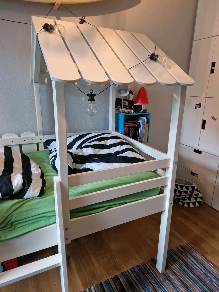 Kinderbett, Hausbett, Hochbett mit Dach 90x200 in Düsseldorf