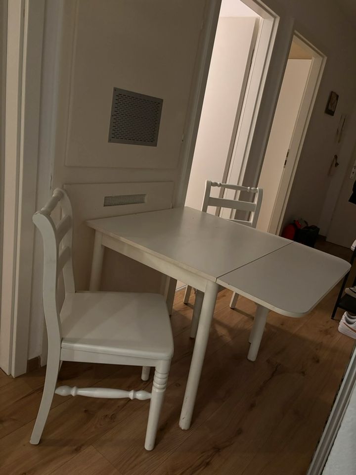 Weißer Tisch, ausklappbar in Hildesheim