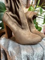 Overknee Stiefel Braun Camel Wildleder Look 39 Heels Pumps Winter Hessen - Eschborn Vorschau