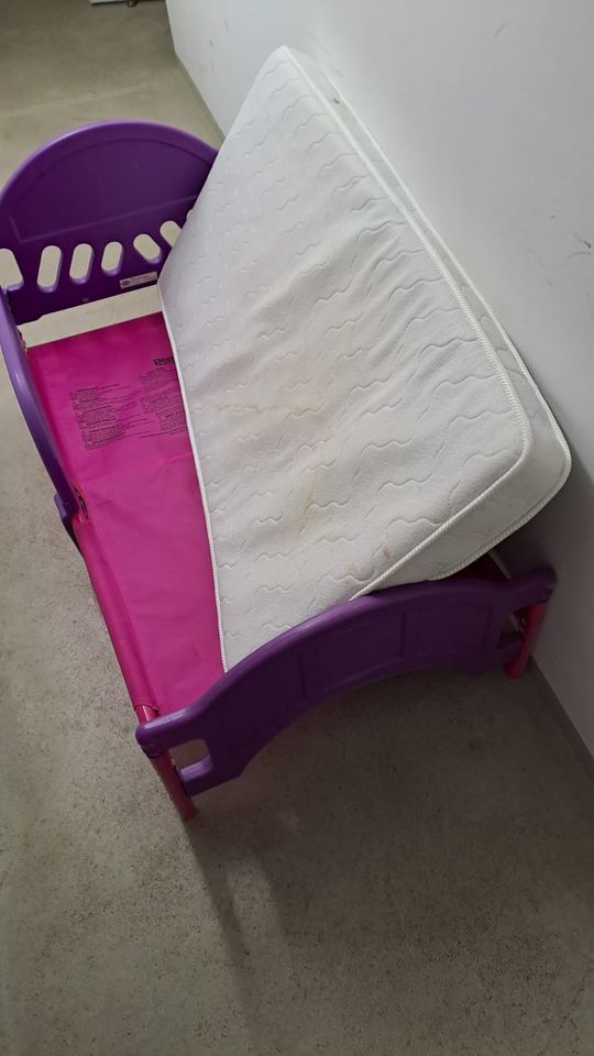 A children's bed includes a suitable mattress in Hamburg